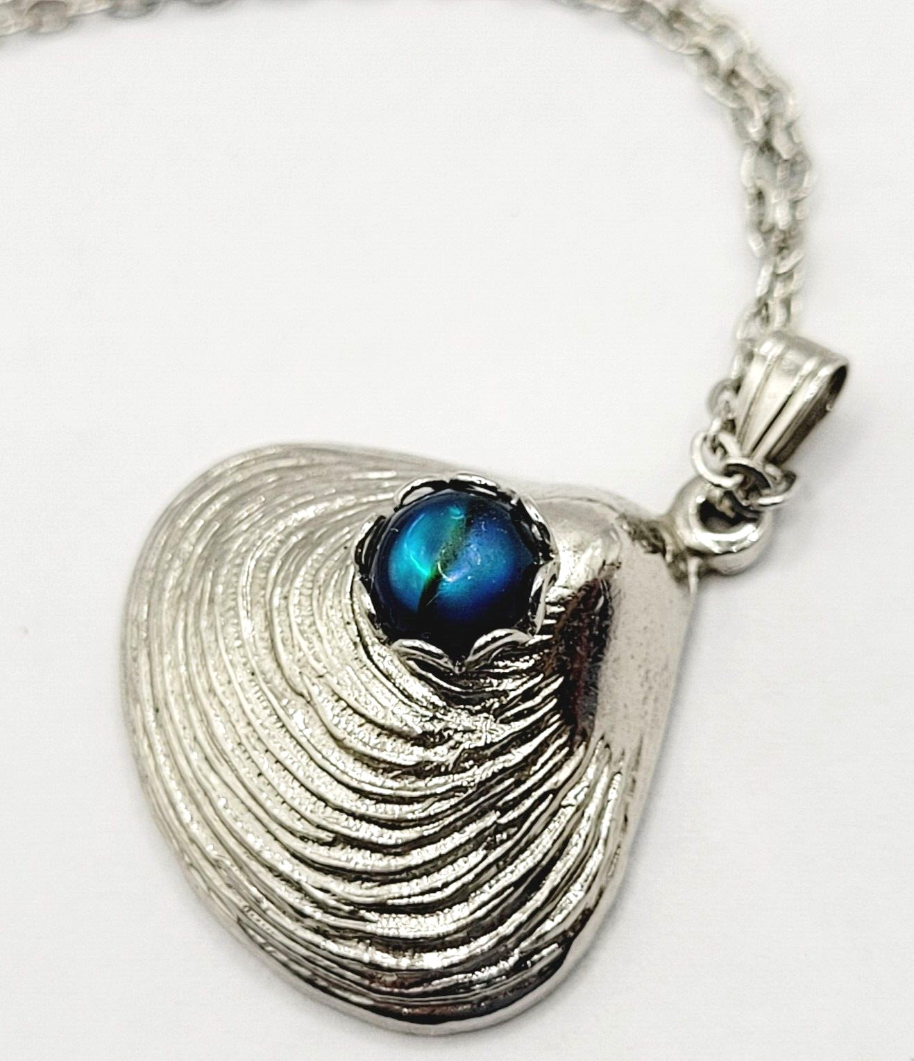 Clam Shell with Blue Stone Center Silver Tone Pendant Necklace Lake Ocean Vibe