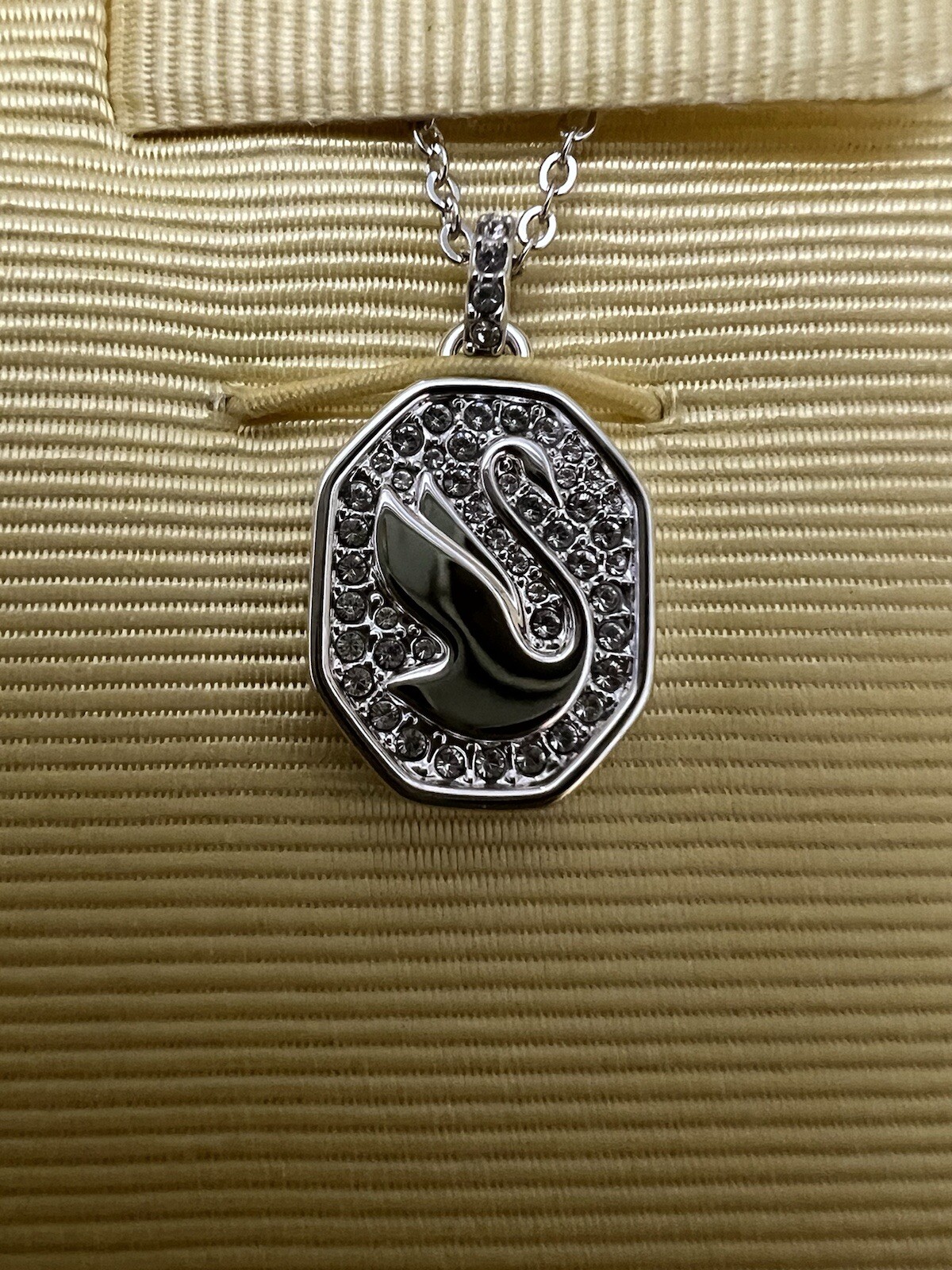 Swarovski Signum NEW Swan necklace Pendant Clear Crystals 5621098