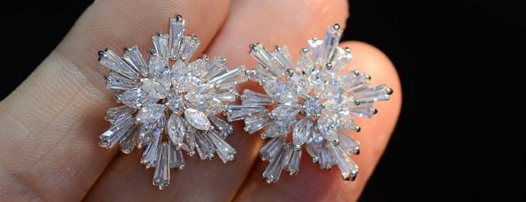 WHITE CRYSTAL CHRISTMAS SNOWFLAKE FLOWER EARRINGS MADE WITH SWAROVSKI ELEMENTS