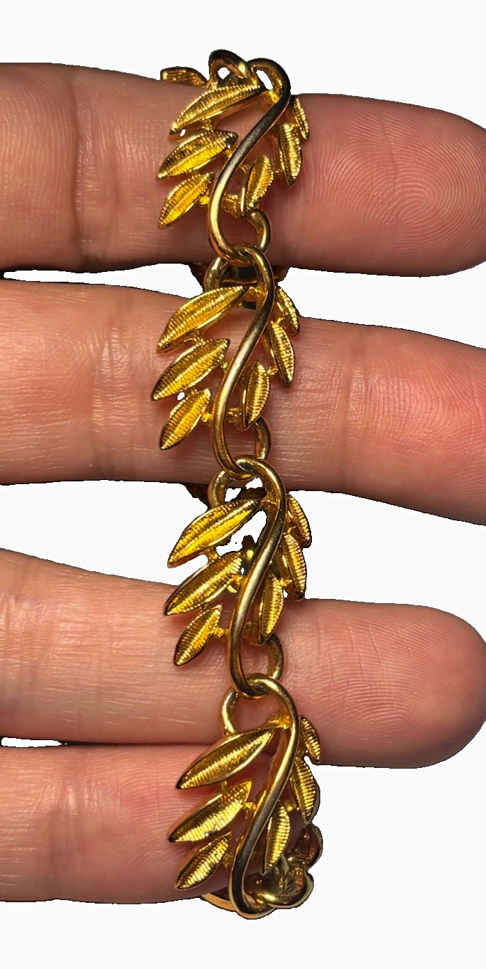 Vintage Napier Signed Gold Tone Leaf Link Bracelet w/ Fold Over Clasp