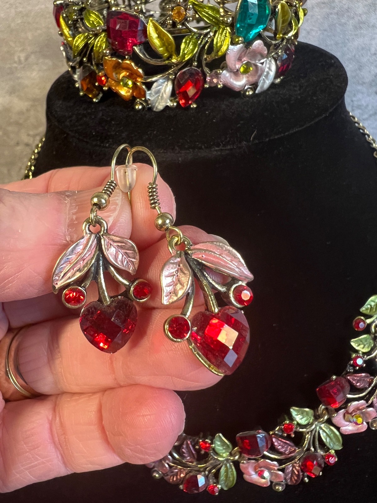 Flower Fashion Necklace Elegant Hearts and Flowers Crystal Red Green 16″ 3″Ex