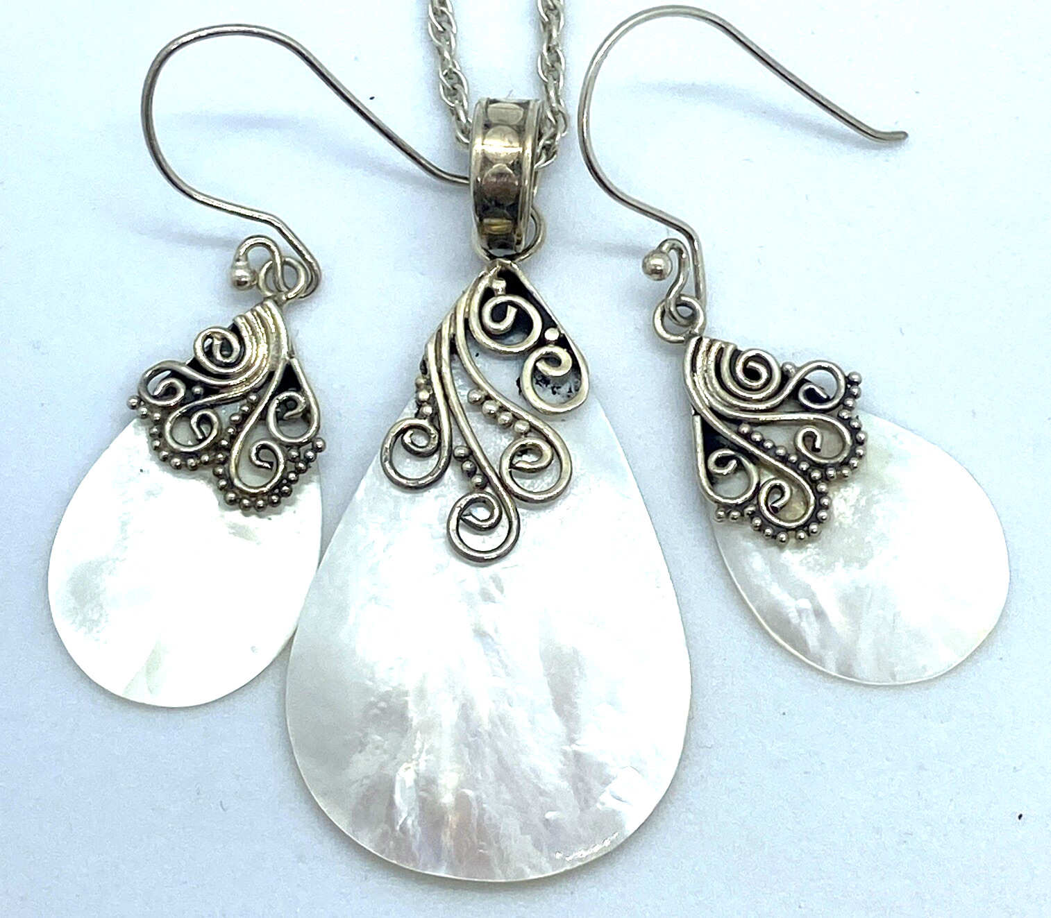 ATI Sterling Silver / 925 Mother of Pearl Drop Pendant Necklace ‘& Earrings Set