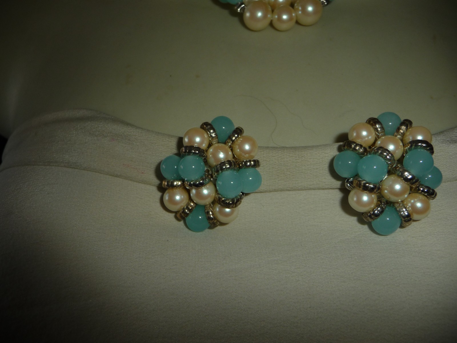 VTG SET FAUX PEARLS & BLUE BEADS W CLIP ON EARRINGS & NECKLACE #31/26