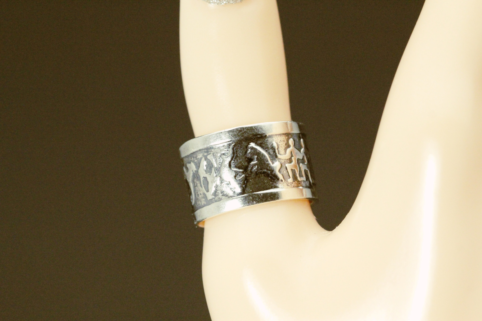 925 Sterling Silver Mexico Designs Size 7.75 Ring 7.3 Grams (RIN9149)