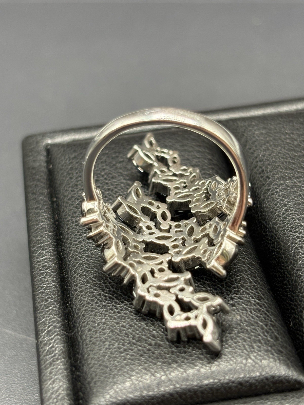 EUC Sterling Silver Black Cubic Zirconia Vine Ring 7 Grams Size 8 E29