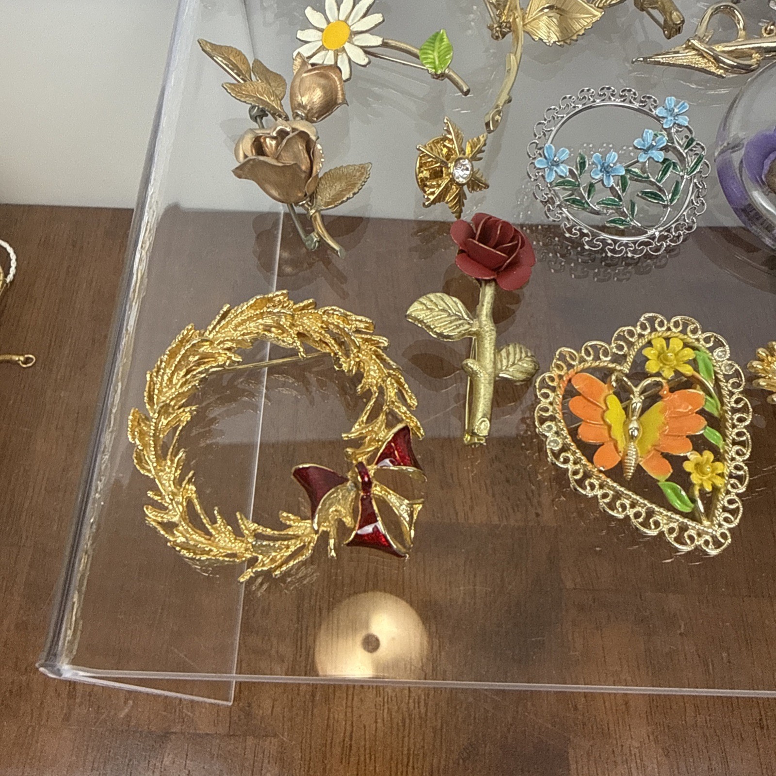 Assorted brooch pin lot. E3