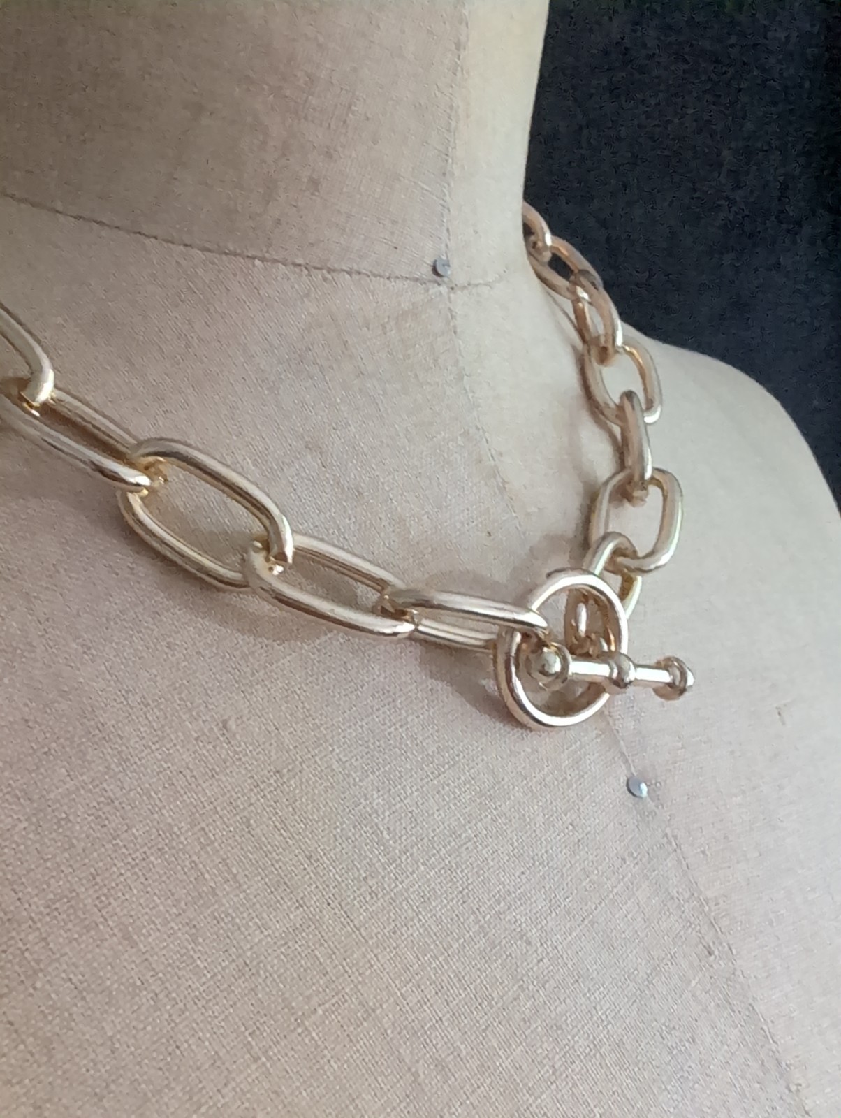 Excellent Quality Gold Tone Toggle Clasp Oval Link Necklace 17 Inches Long