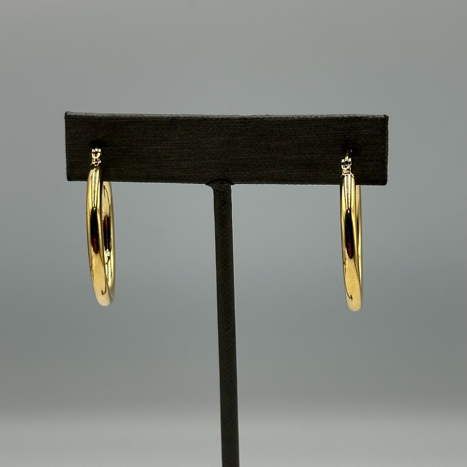 Hoop Earrings Gold Tone Classic Polished Round Latch Back Lightweight 1.25in