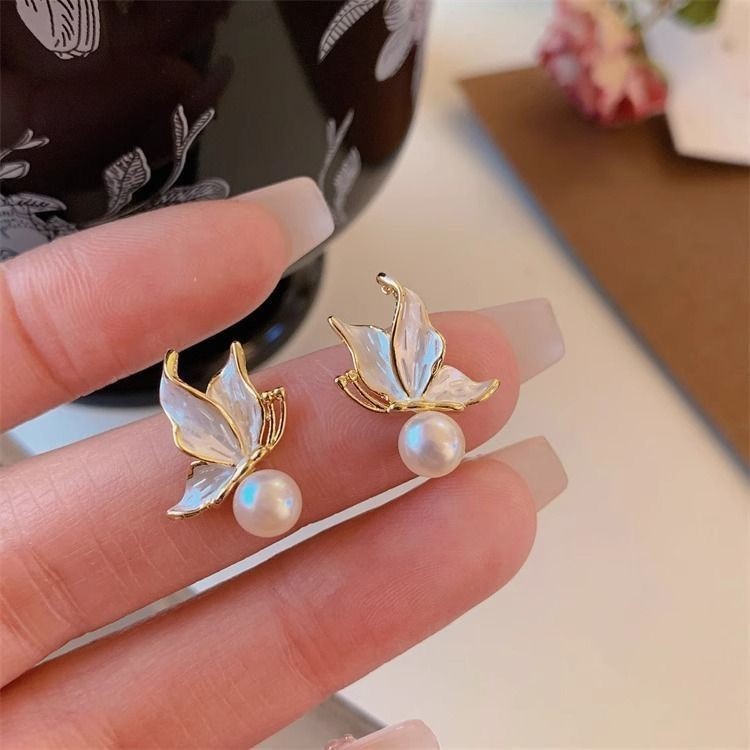 French Style Elegant Butterfly Imitation Pearl Stud Earrings Zinc Alloy GP