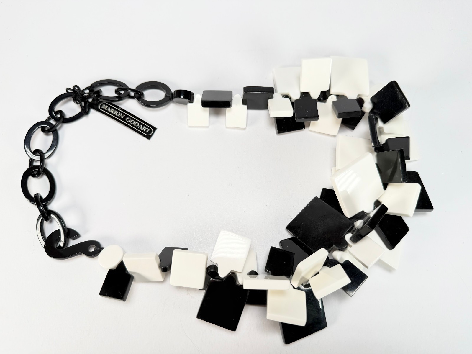 Marion Godart – Monochrome “Draps Tombés” Black & White Resin Necklace