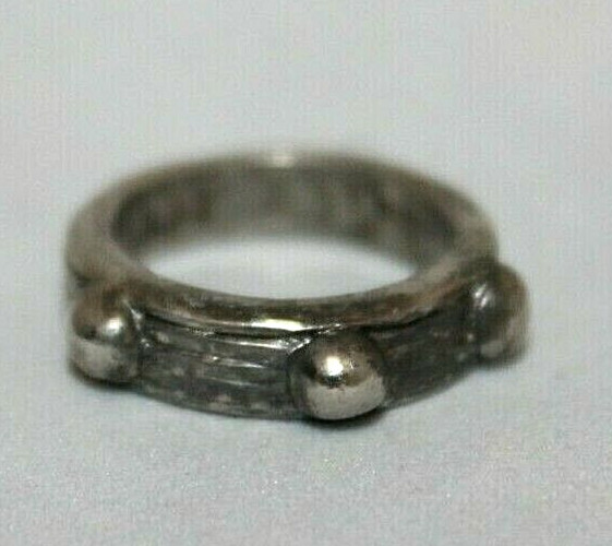 SILVER COLORED ROUND EMBOSSED COSTUME FASHION RING SIZE 4.5 SOLID RING ROUND