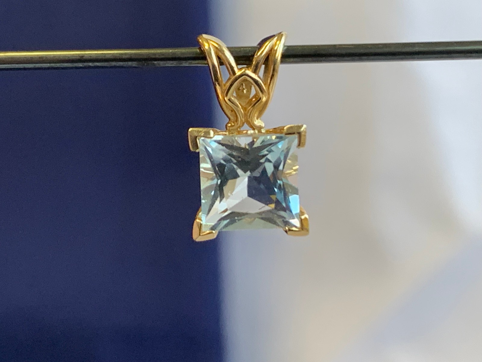 14K Yellow Gold Pendant 1.48g Fine Jewelry Aquamarine Color Charm *READ*