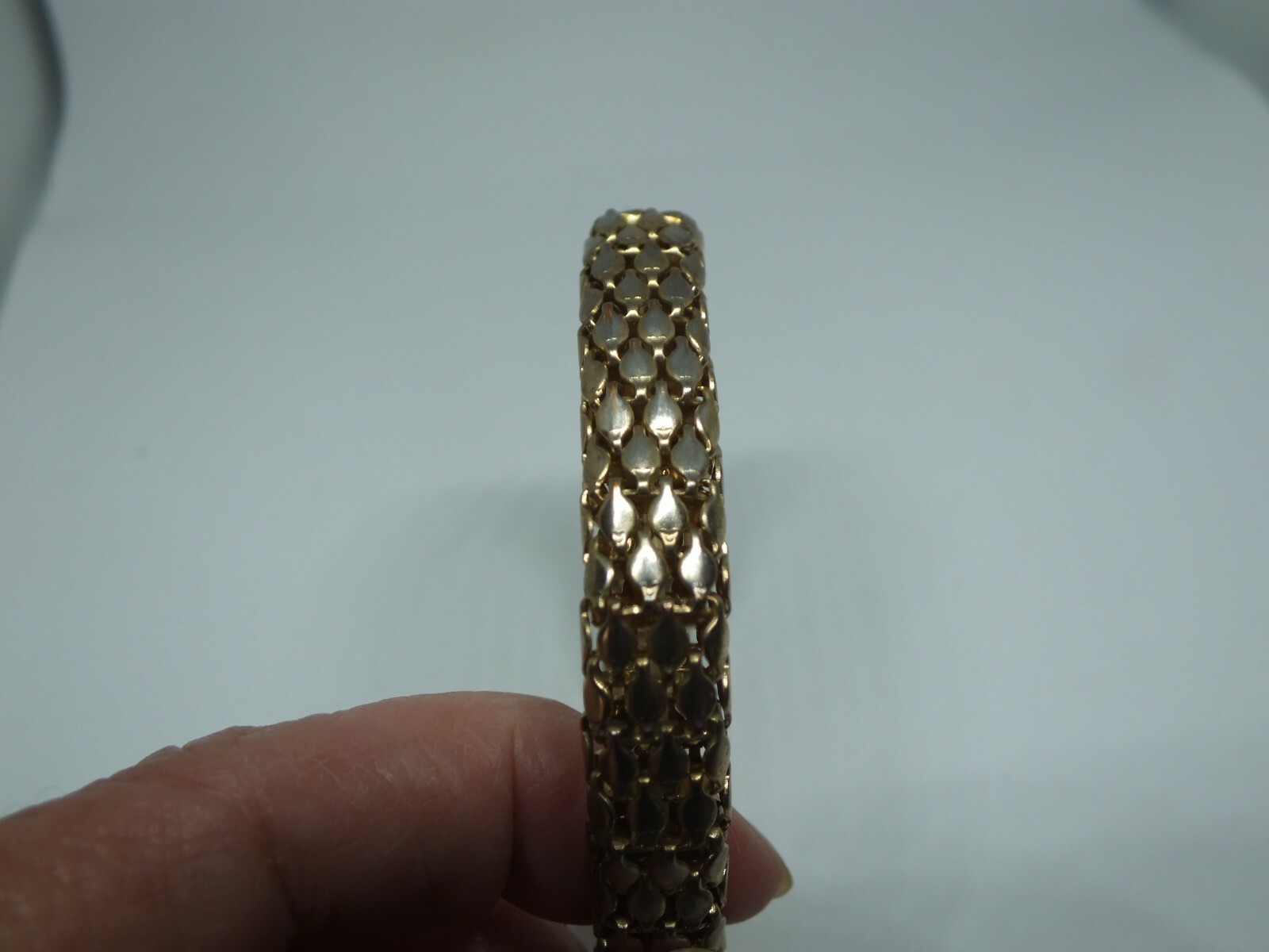 Beautiful Stretch Bracelet Gold Tone Mesh 3/8″ Wide x 2 1/4″ Inside Unstretched