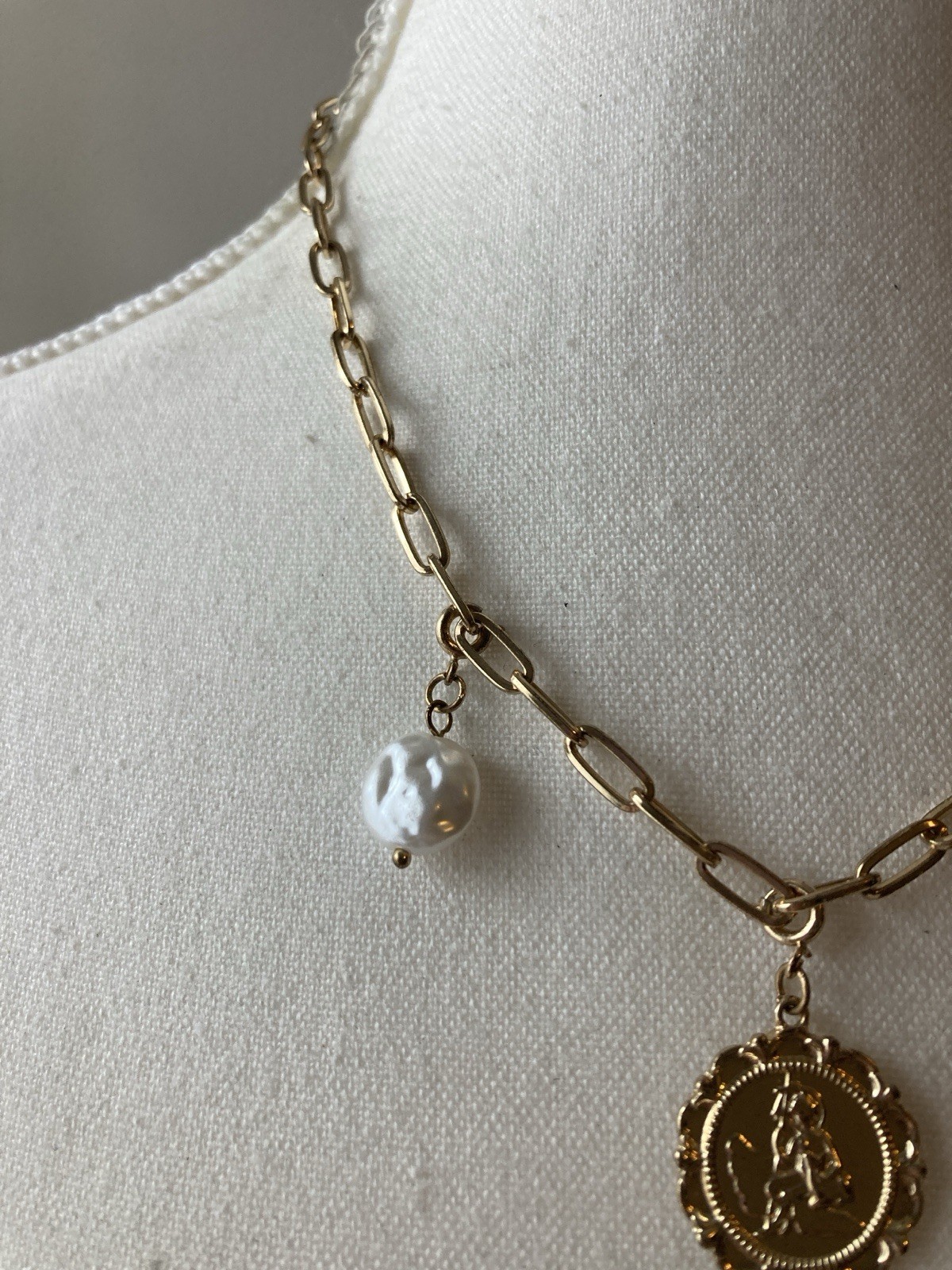 Gold Tone Paperclip Collar Necklace Chain Cherub Coin Faux Pearl Charm Classic