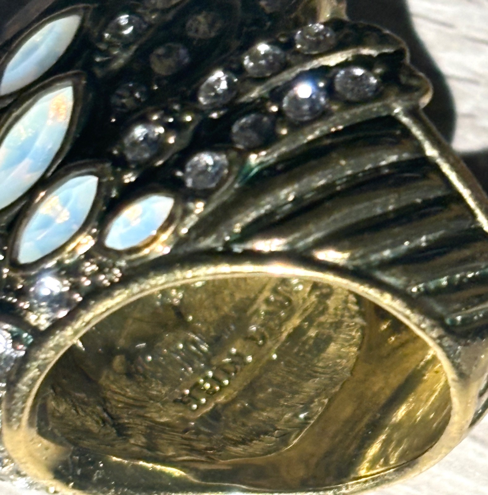 Heidi Daus gold crystal swan ring size 7 – Approx 17.5mm dia- great condition