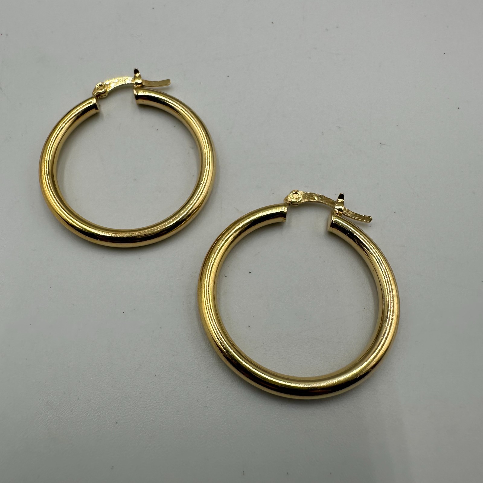 Hoop Earrings Gold Tone Classic Polished Round Latch Back Lightweight 1.25in