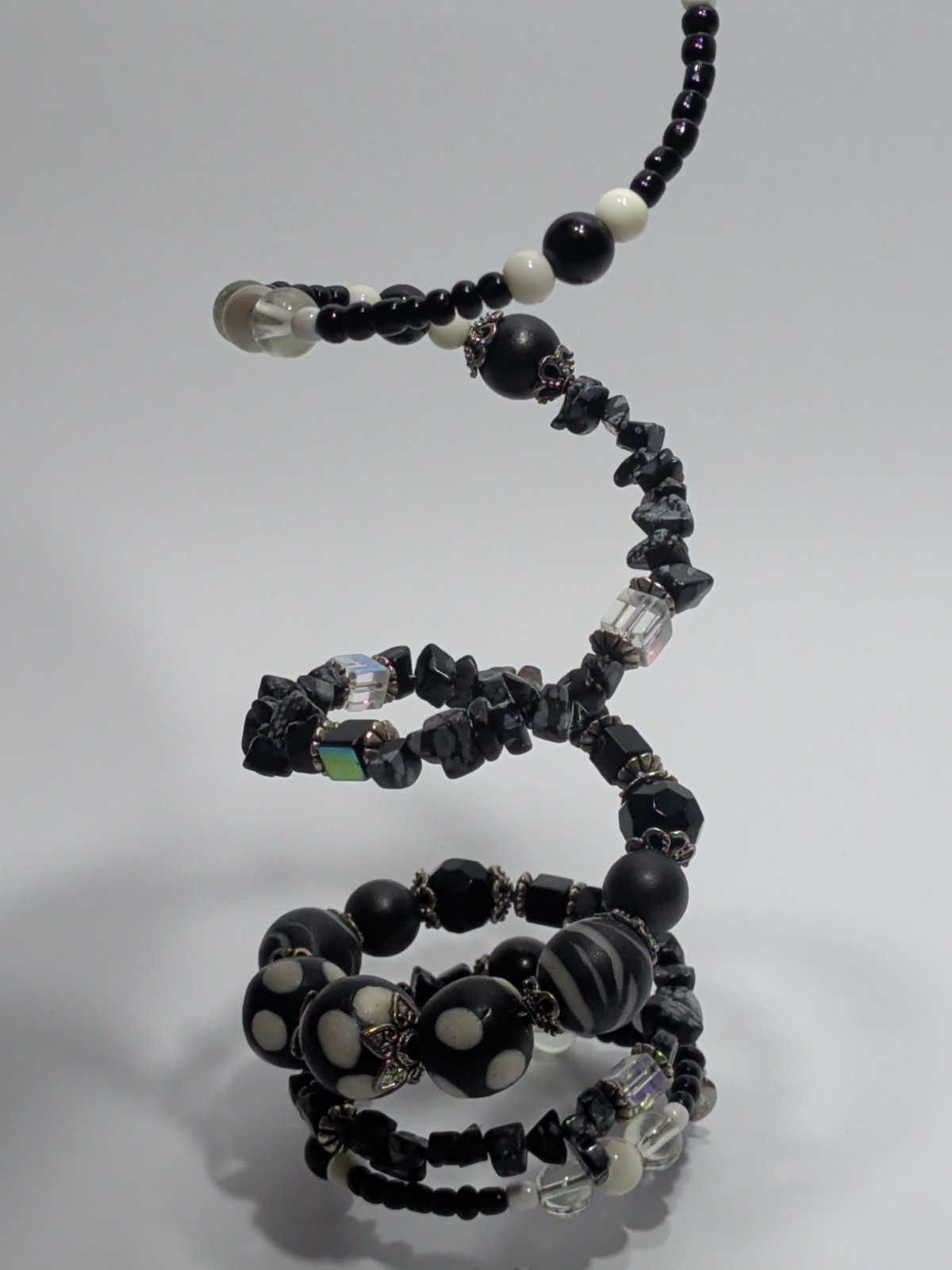 ✨Fashion✨Hand Crafted BLACK and WHITE Memory Wire Wrap BRACELET Glass BEAD Beach