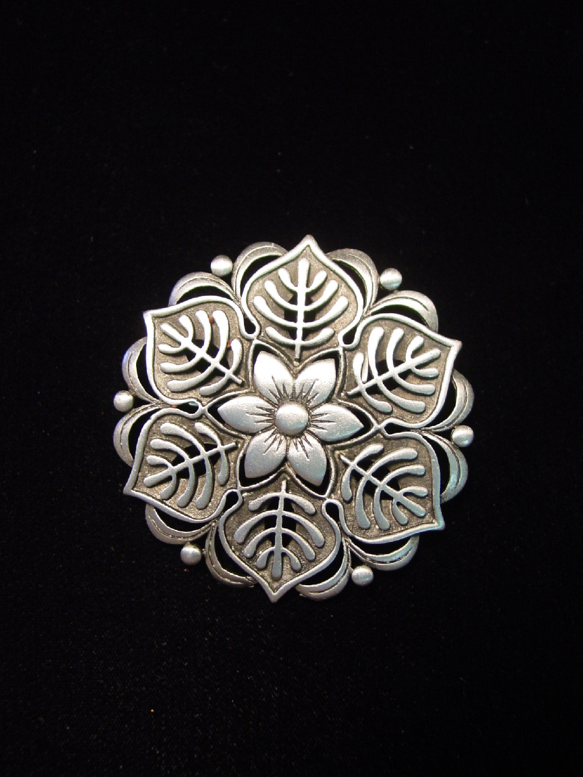 “JJ” Jonette Jewelry Silver Pewter ‘FLORAL Snowflake’ Pin