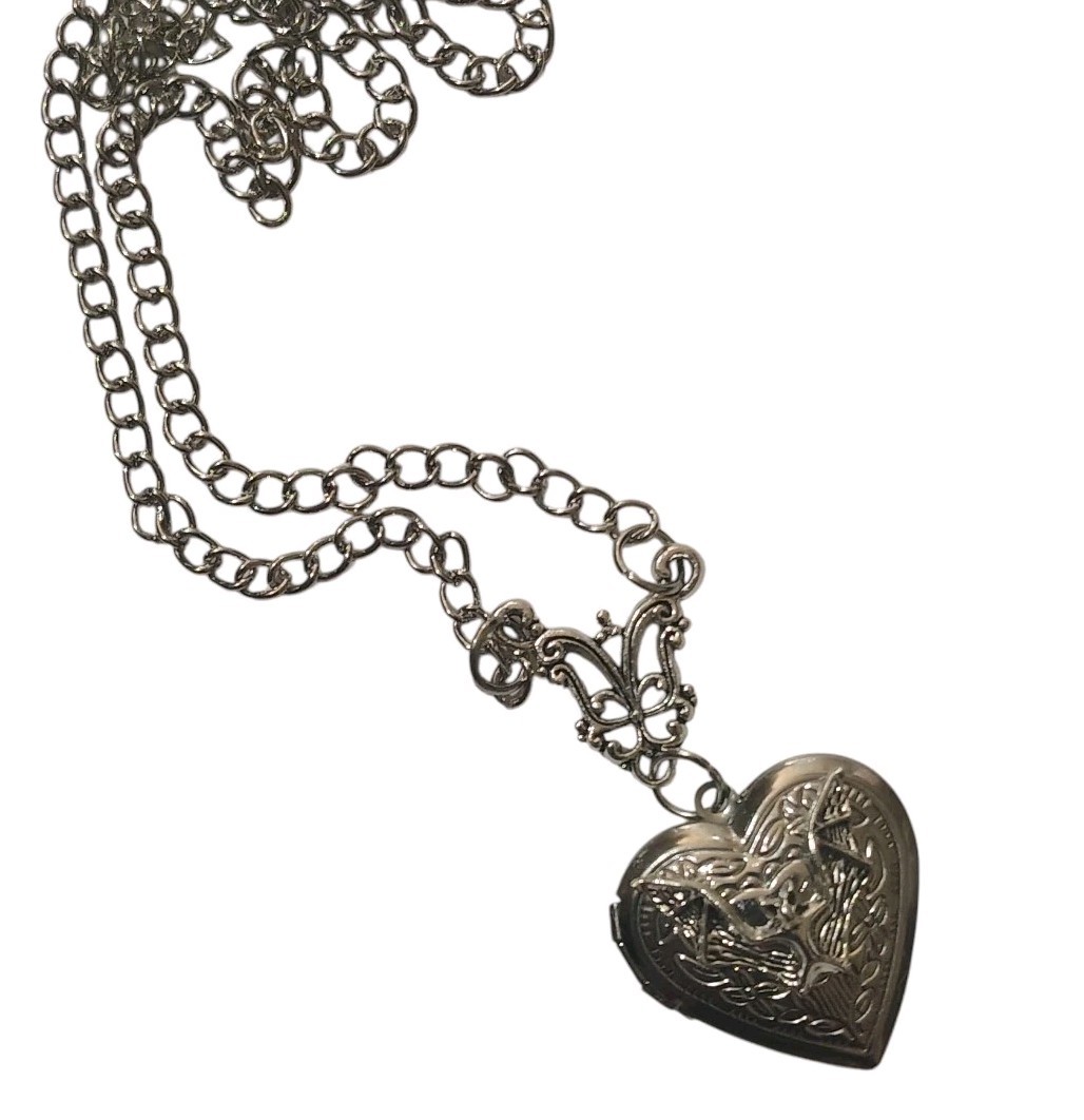 Silver‑Tone Gothic Bat Heart Locket Dark Aesthetic Vampire Lightweight New