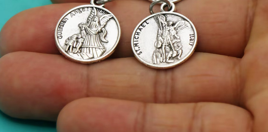 Small CHRISTIAN RELIGIOUS ANGEL FAITH PRAY Charm on 925 Plated Silver 22″ Chain