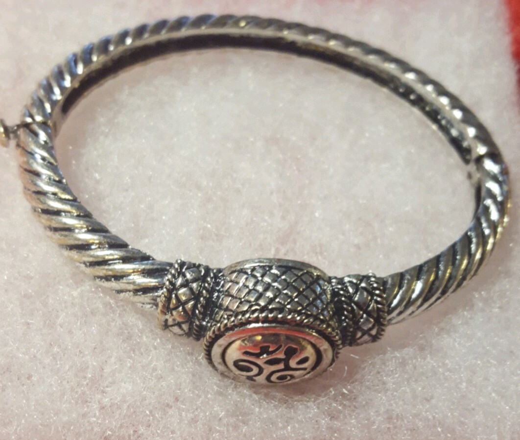 SILVER TONE BANGLE BRACELET PUSH BUTTON CLASP MAGNETIC INTERCHANGEABLE CENTER
