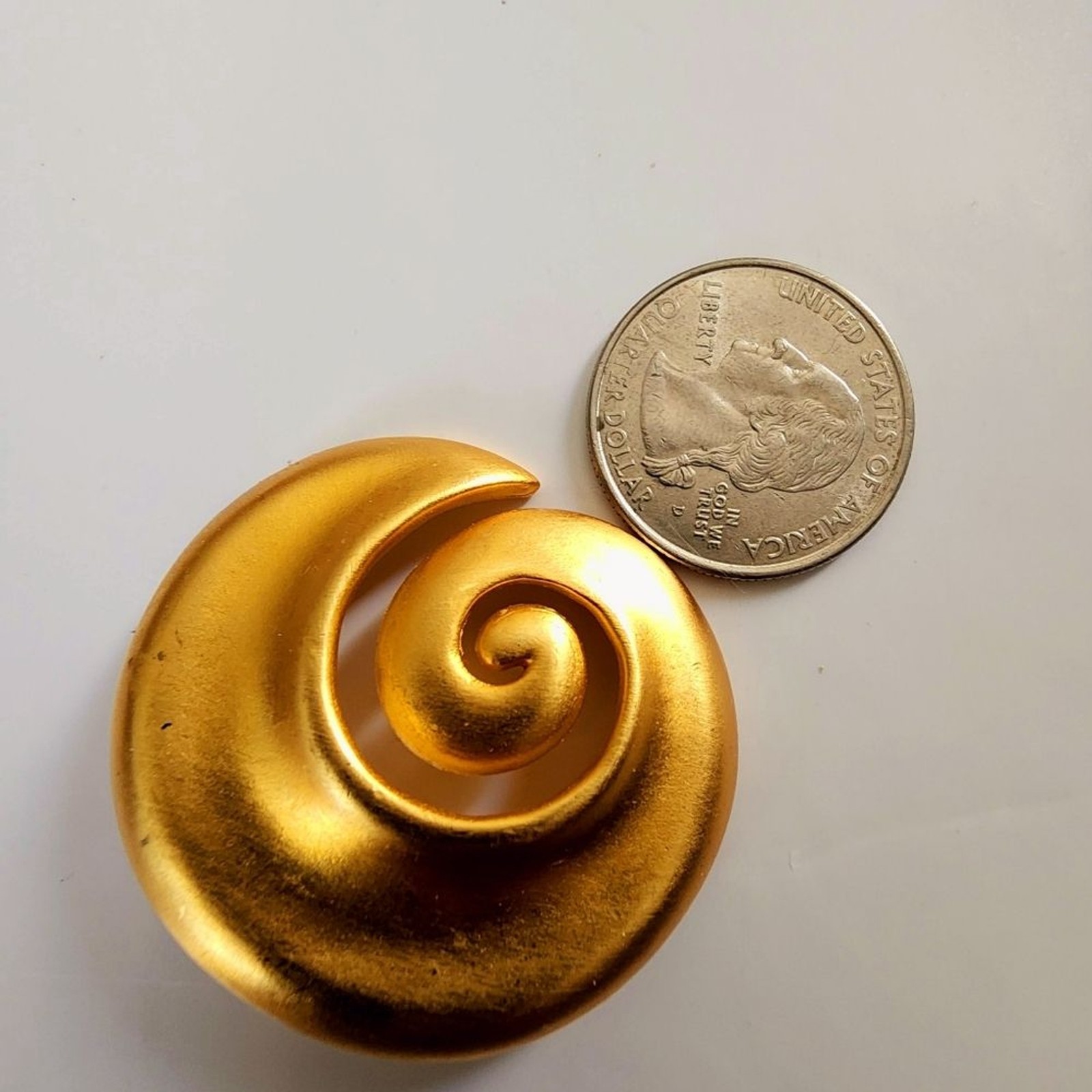 Brush gold swirl brooch, 1990s, purse decoration, blazer brooch