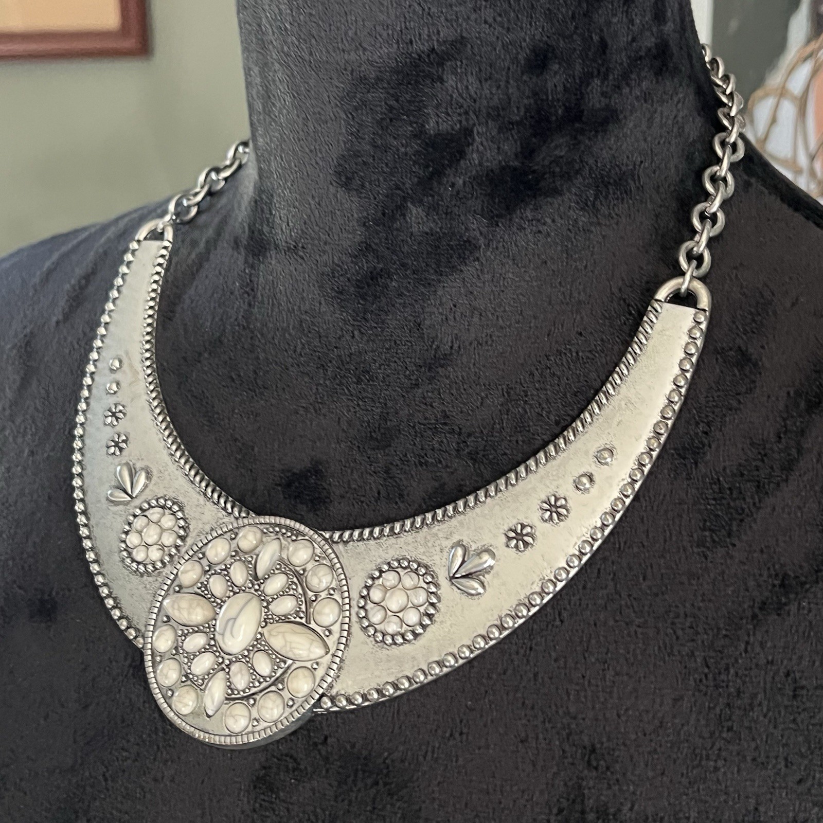 Western Style Statement Bib Collar Necklace Silver & Howlite Tones Southwestern