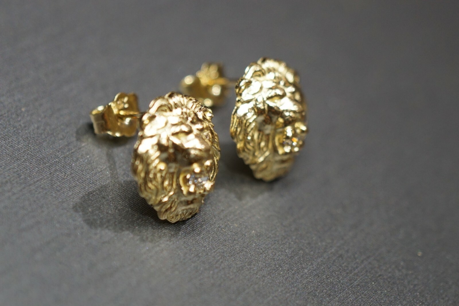 10K Solid Yellow Gold 0.4″ 3D Lion Head CZ Stud Earrings. Men Women Children