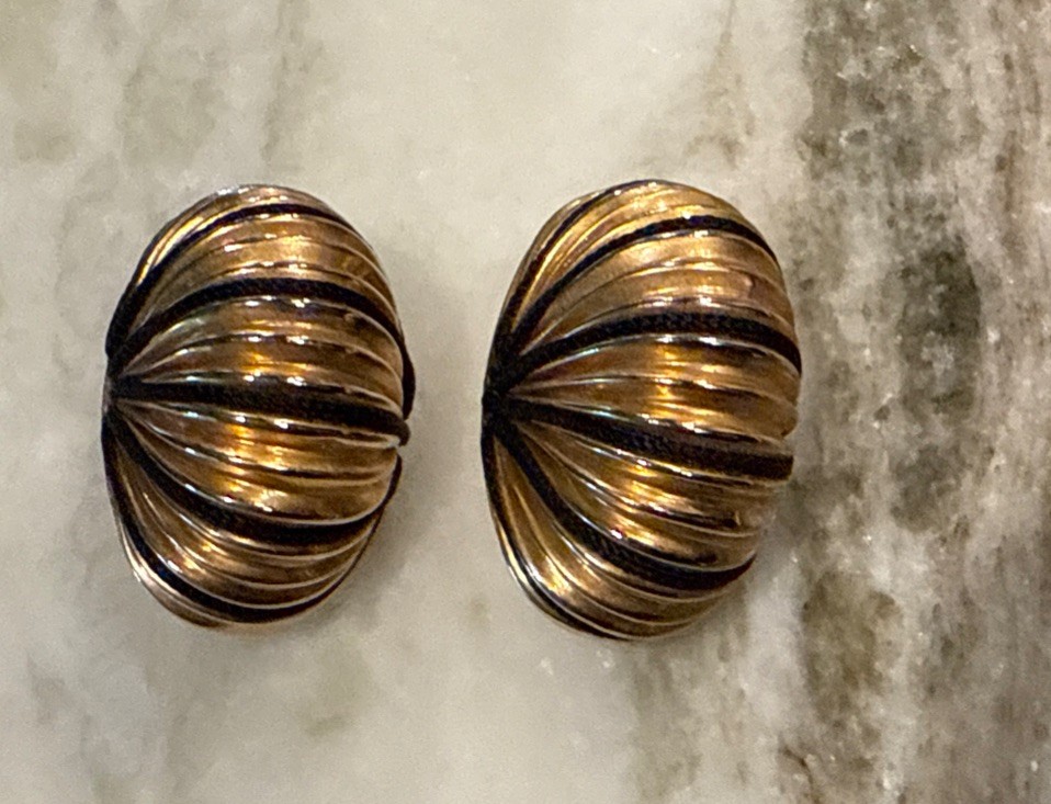 Vintage Gold Tone Black Enamel Shrimp Dome Earrings non pierced -M113