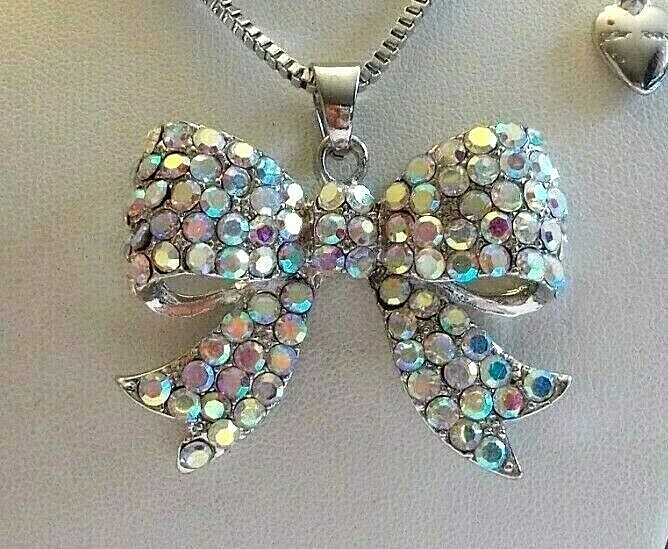 BETSEY JOHNSON BEAUTIFUL CLEAR CRYSTAL BOW TIE SILVER TONE PENDANT NECKLACE