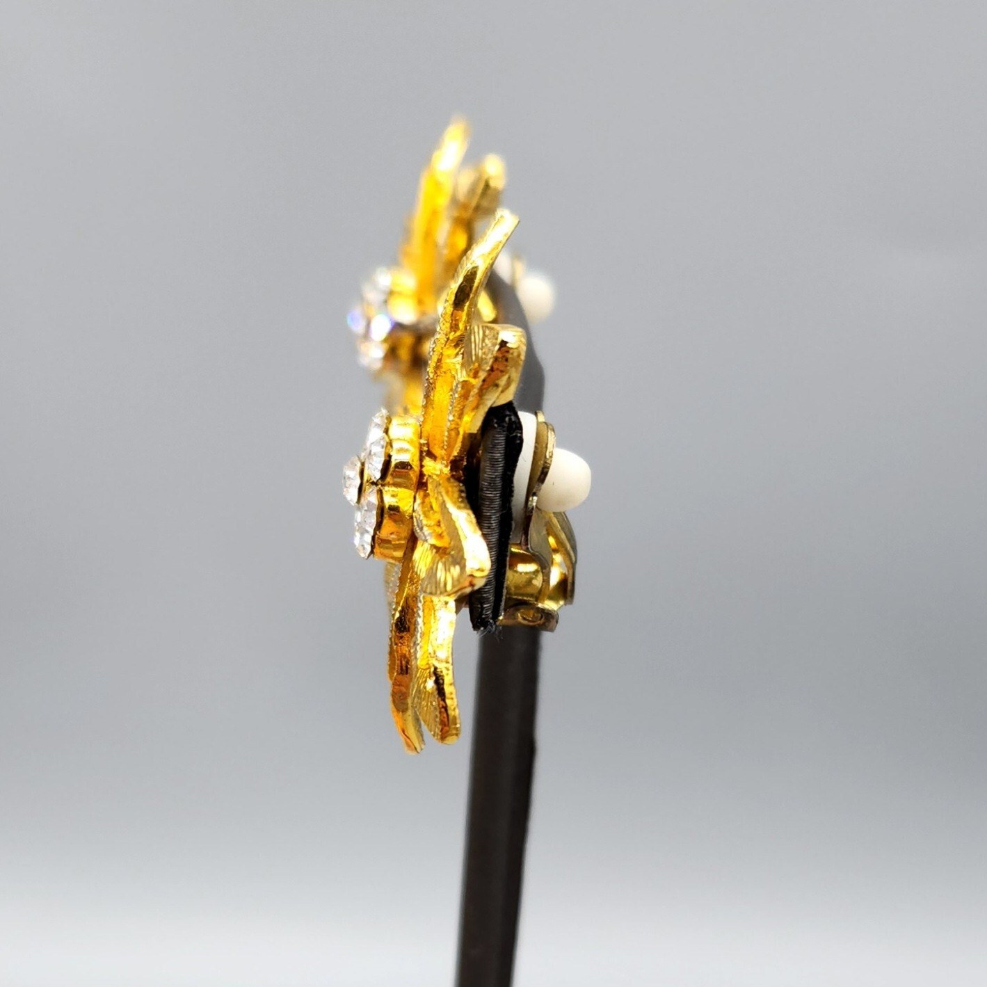 Unsigned Gold Tone Crystal Rhinestone Gold Flower Brooch & Clip Earrings