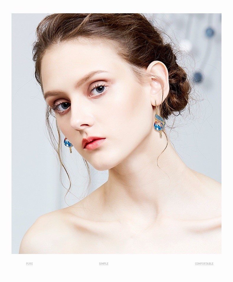 Gold Tone Blue Simulated Crystal Teardrop Dangle Earrings French Wire E0953