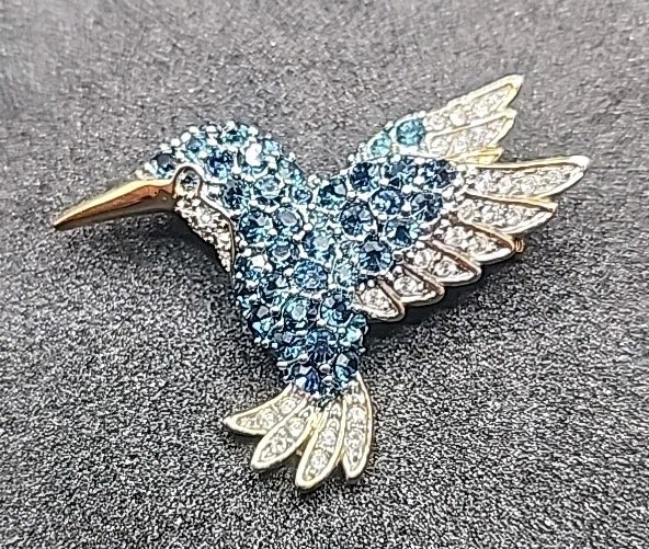 Vintage HUMMINGBIRD Rhinestone Gold Tone Brooch Pin 1 5/8″ Blue Bird in Flight