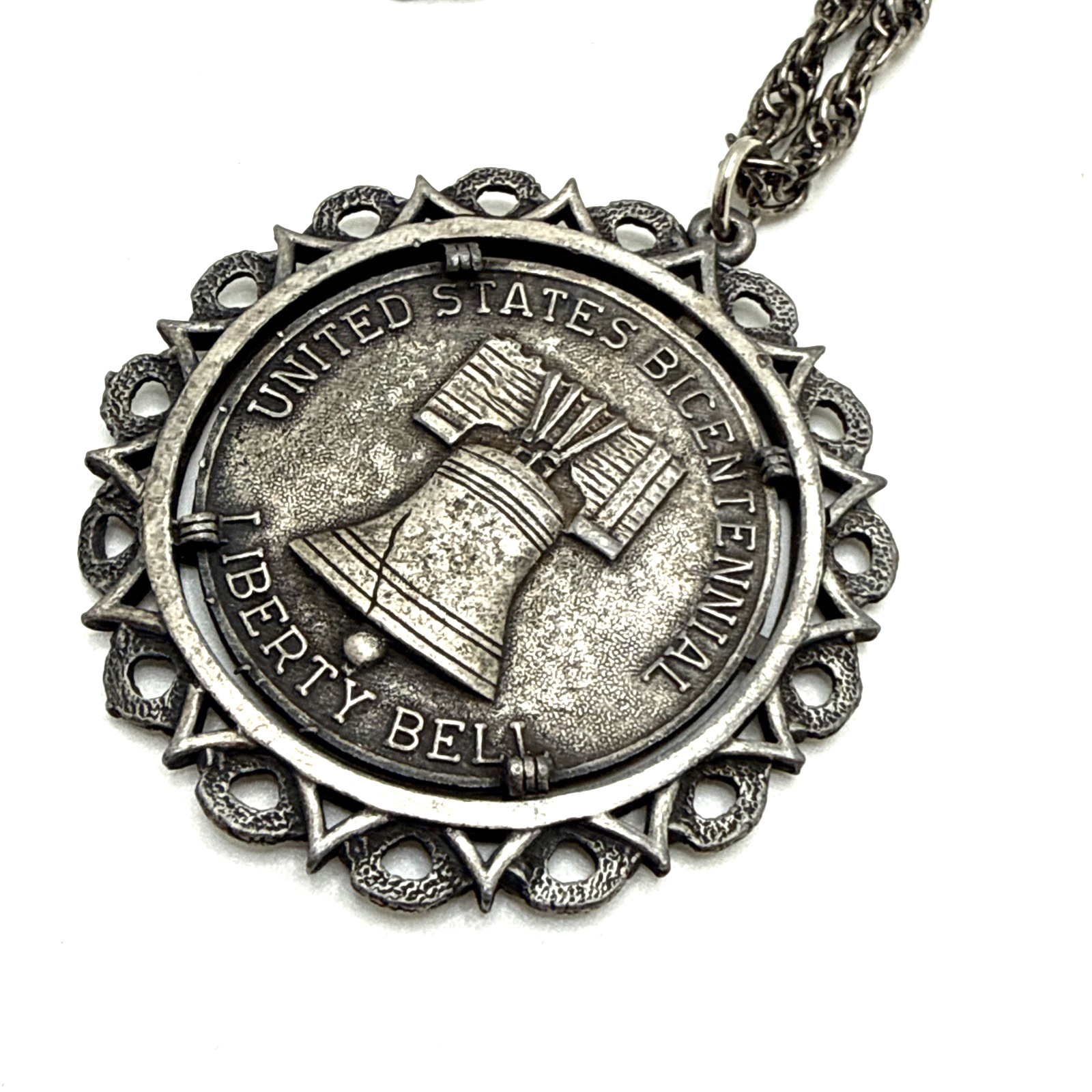 Vintage 1976 Bicentennial Coin Commemorative Pendant Necklace Spirit of ’76 24″