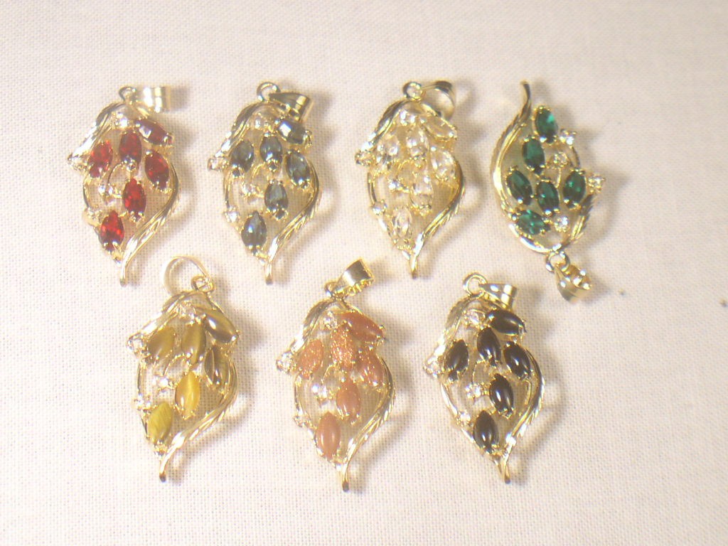 10 Pc’s @$3.00Each= $30.00 PENDANTS WITH SWAROVSKI CRYSTALS LOT 214G-70