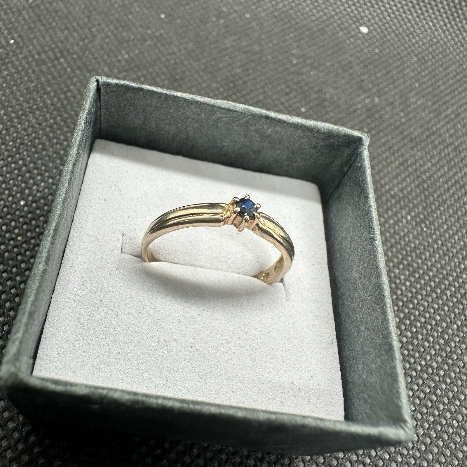 Vintage Solid 9ct 9K Carat Yellow Gold 375 Dainty Blue Sapphire Ring, size 5.75