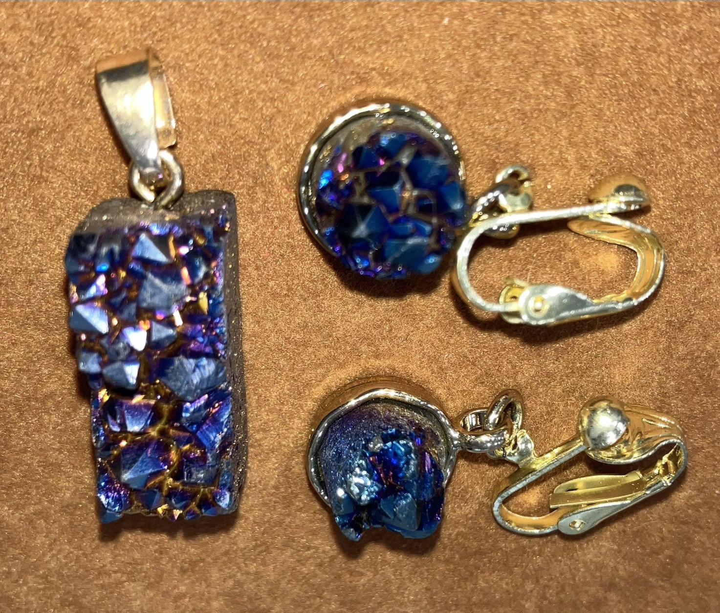 Unique! DRUSY DICHROIC QUARTZ blue/purple PENDANT & EARRINGS set in gold-tone