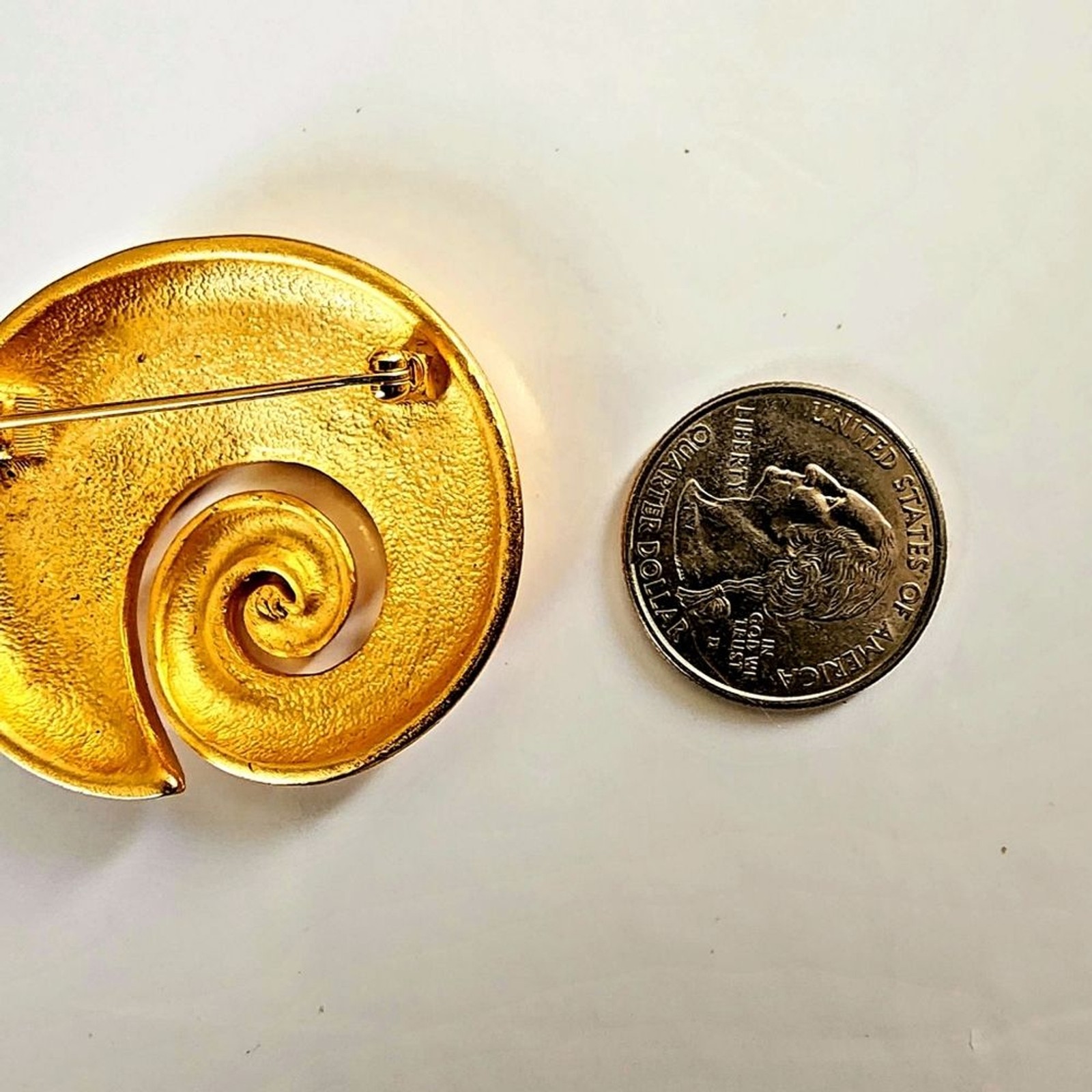 Brush gold swirl brooch, 1990s, purse decoration, blazer brooch