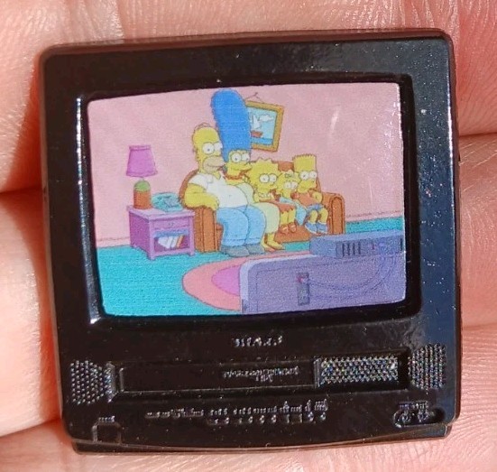 The Simpsons Family TV Frame Custom ENAMEL PIN CRT Nostalgia 90s Couch Cartoon