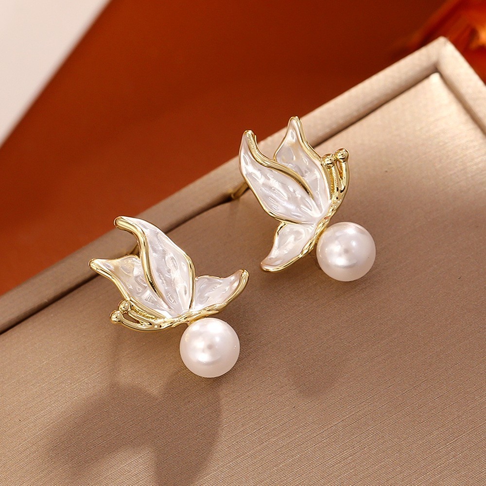 French Style Elegant Butterfly Imitation Pearl Stud Earrings Zinc Alloy GP