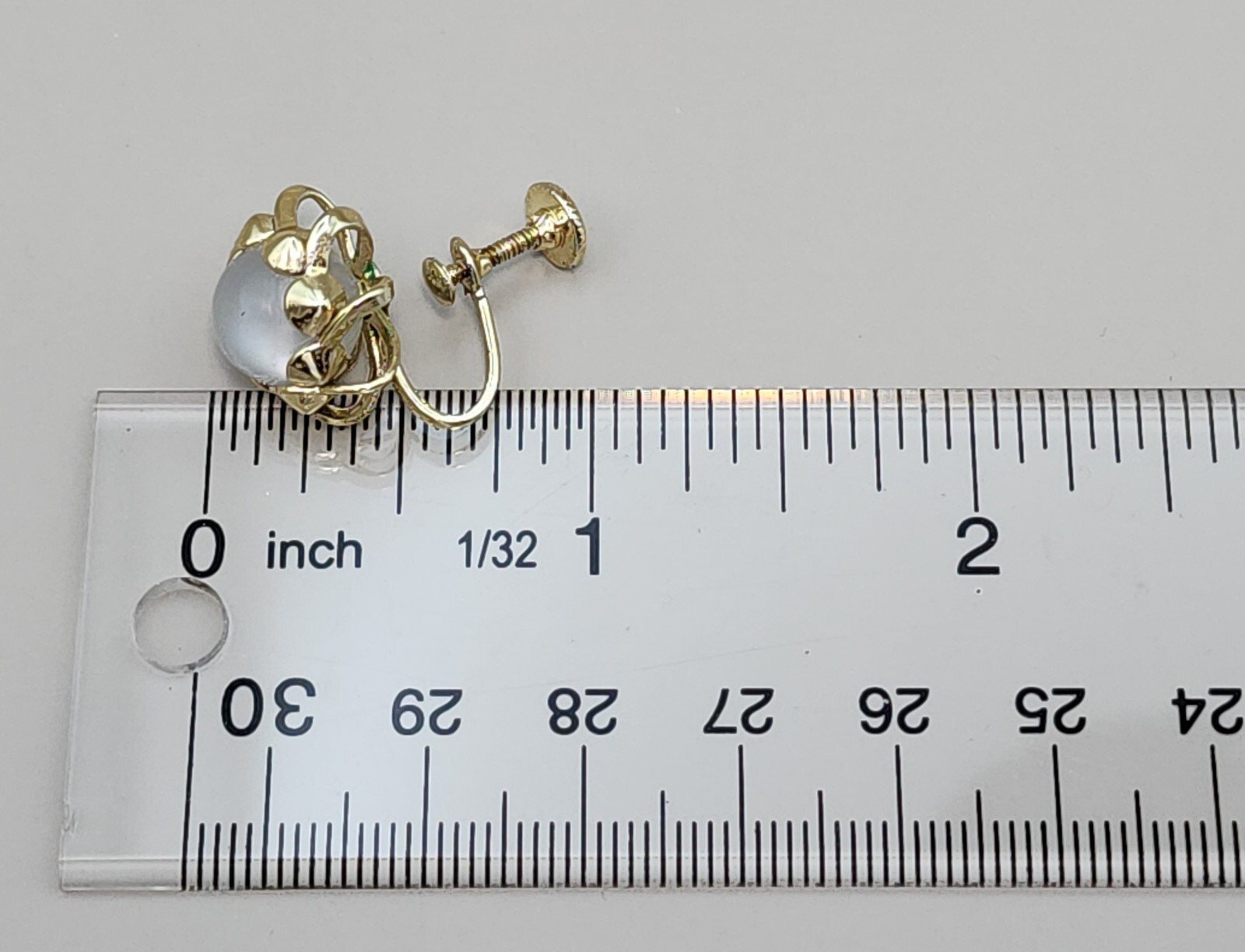 Gold tone moonstone screw back earrings unsigned beauties, 1/2″ wide estate