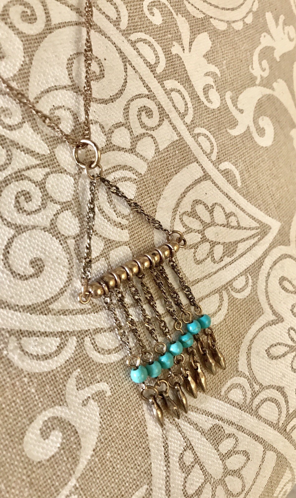 ⭐️Pretty Lightweight Goldtone Dangling Pendant Necklace with Turquoise Beads