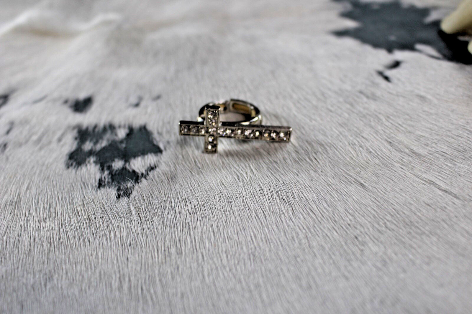 Western Womens Ring 1 1/2 x 5/8 in up to 8 Cross Silver Crystal Stretch