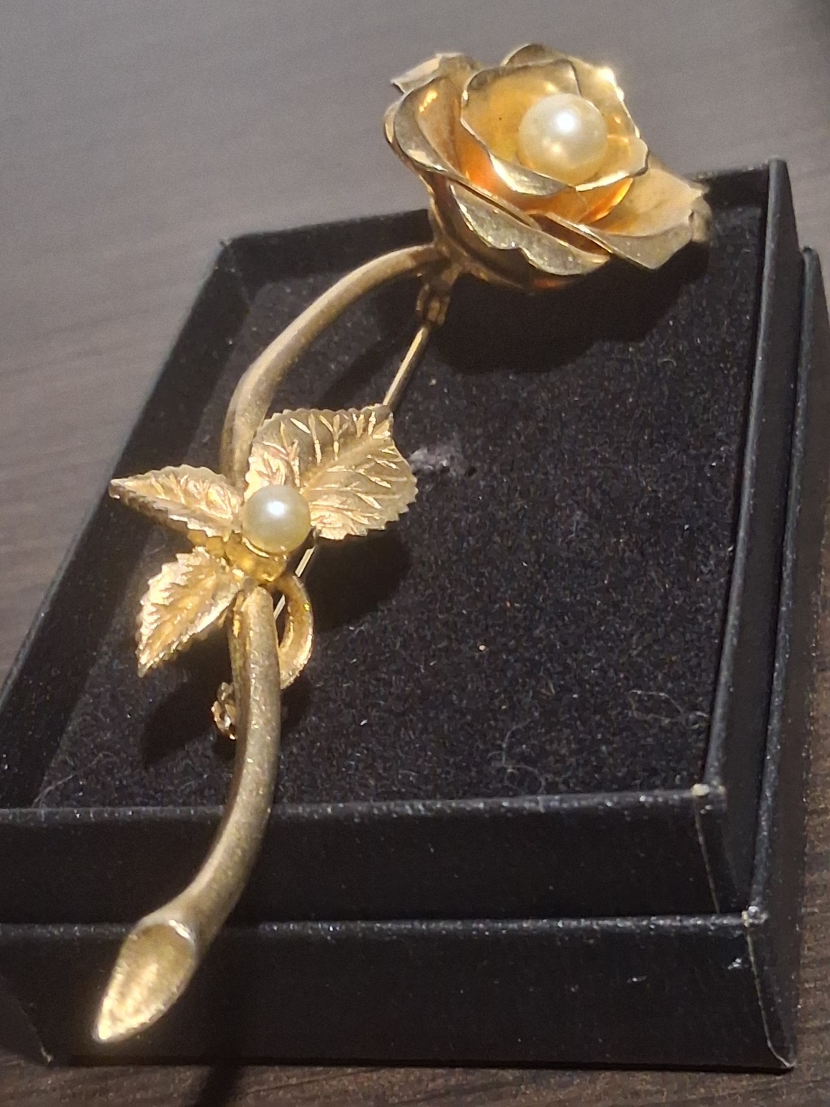 Vtg Gold Tone Rose Flower Brooch Pin White Round Imitation Pearls 3.5 in Metal