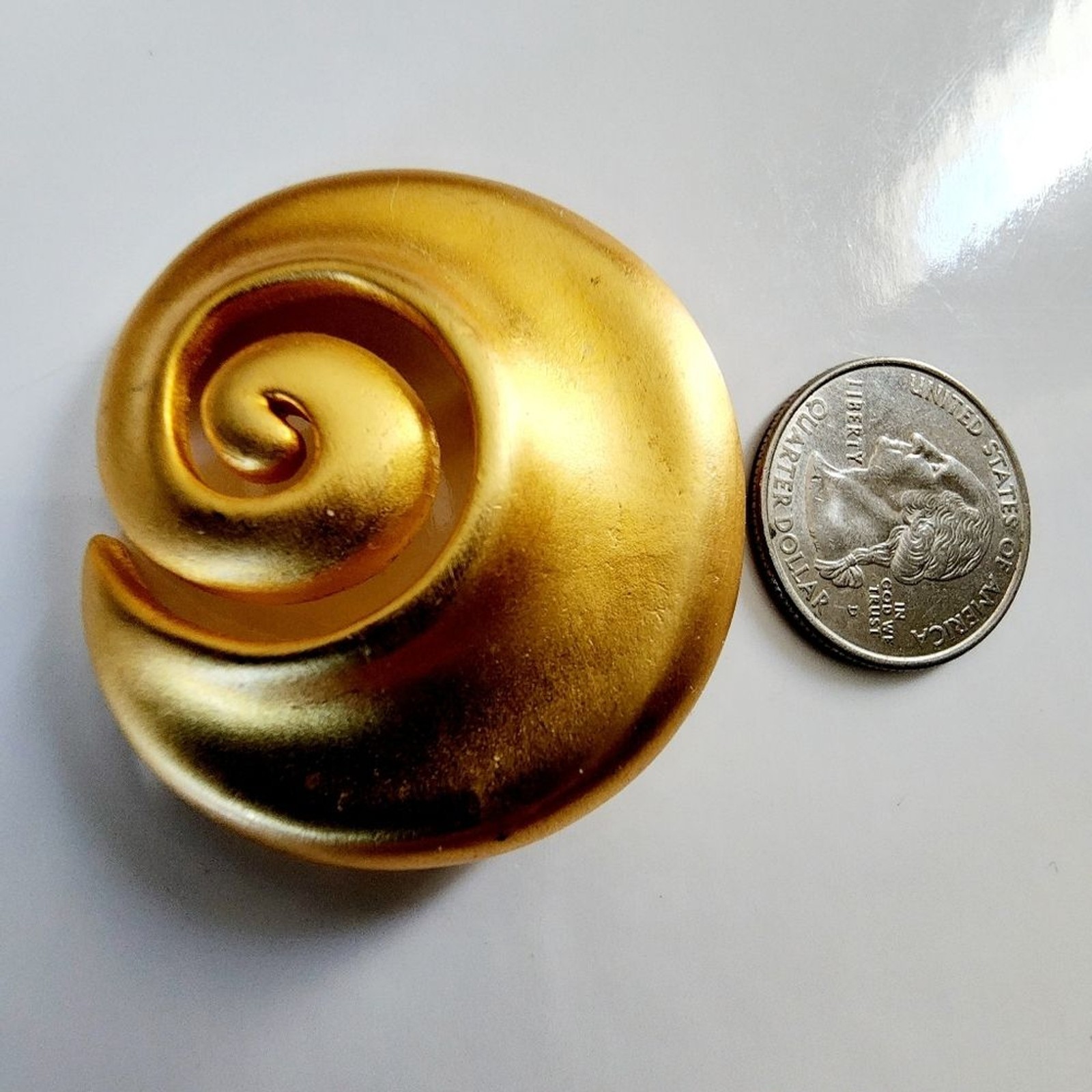Brush gold swirl brooch, 1990s, purse decoration, blazer brooch