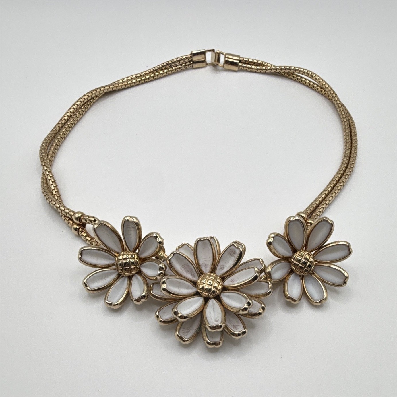 CROWN TRIFARI SIGNED GOLD TONE WHITE ENAMEL DAISY FLOWER NECKLACE