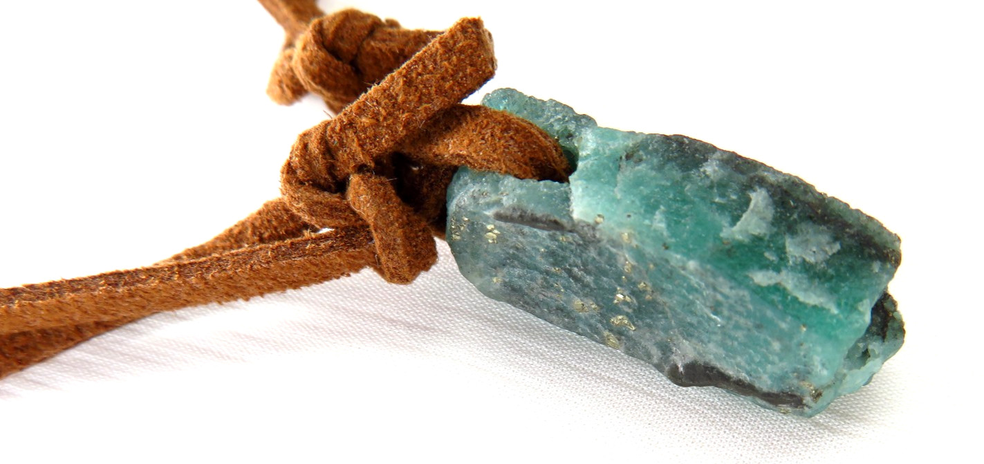 Colombian Emerald Raw Rock with crystals 20.00 Cts Cow Leather Muzo Mines
