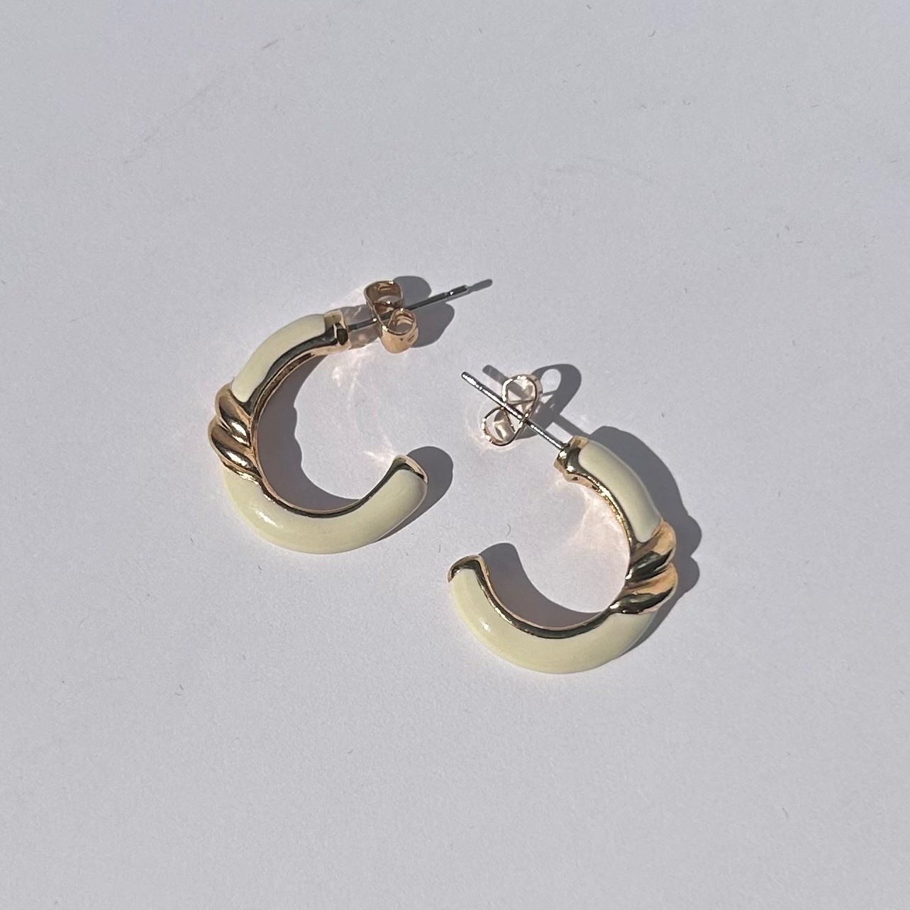 Vintage Jewelry – 80s Gold Tone and Cream Enamel Hoop – Pierced Earrings