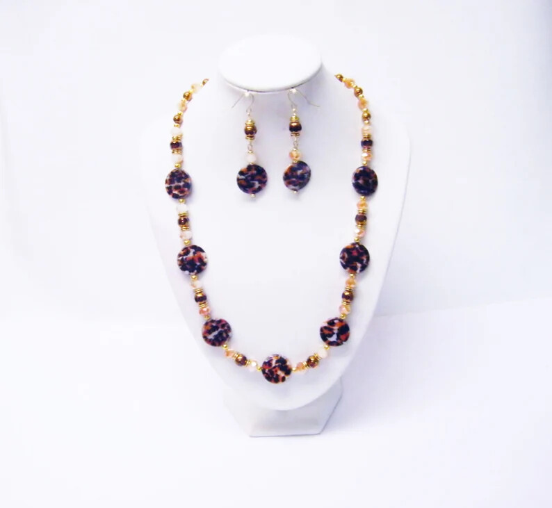 Black/Orange/White Cheetah Print Pattern Shell w/Gold/Brown Faceted Bead N/B/E