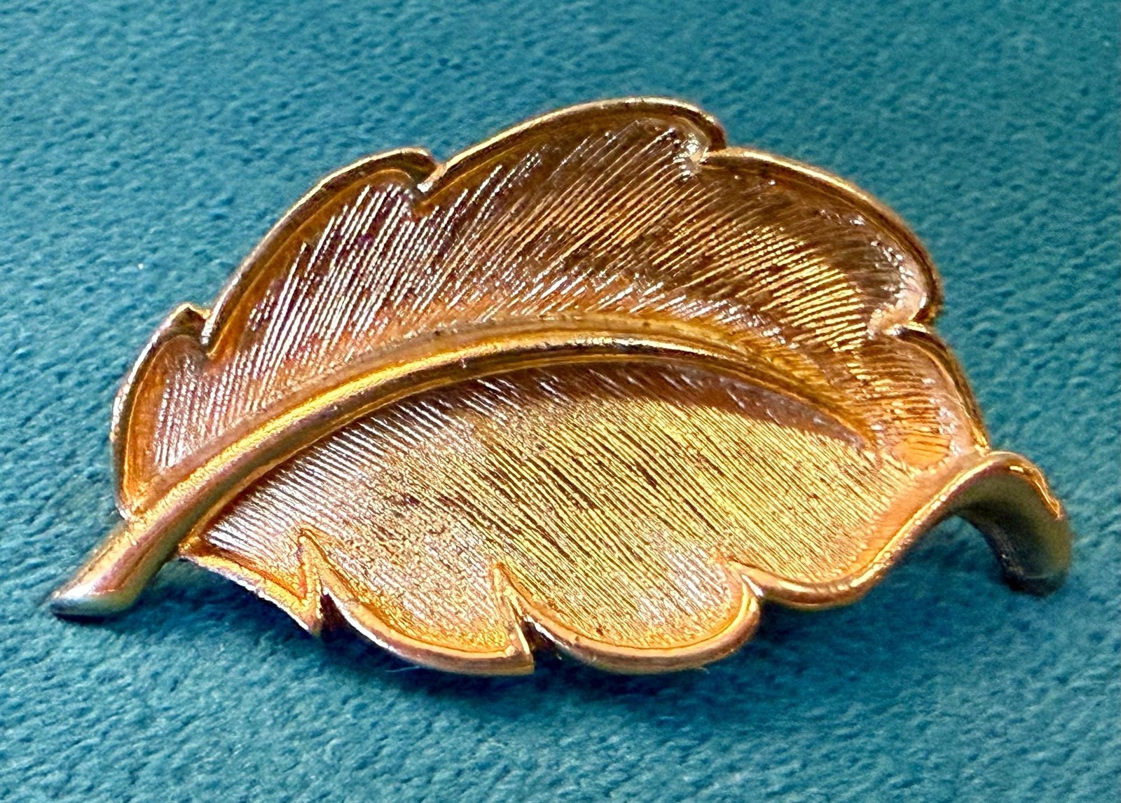 Vintage Gold Tone Leaf Brooch – Mid-Century Botanical Pin